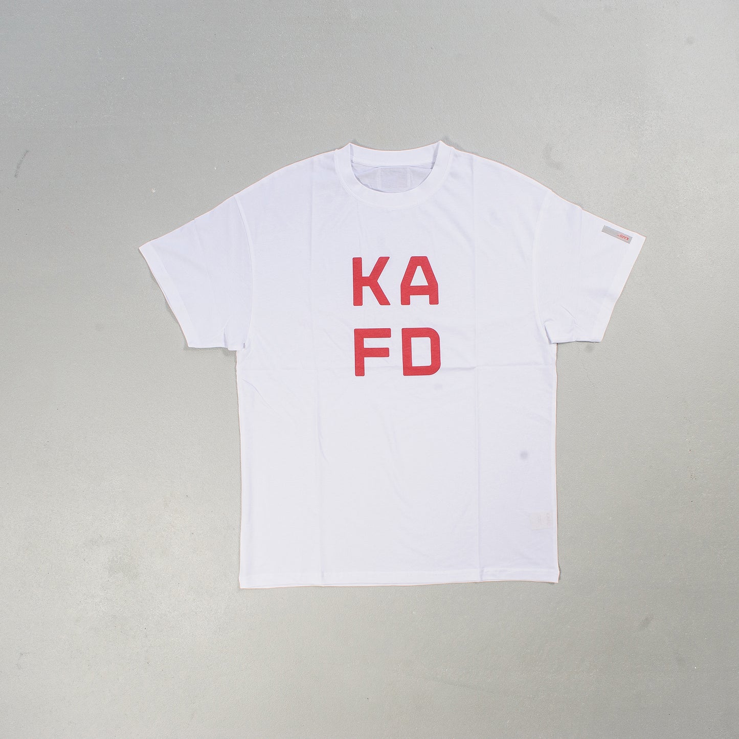 0007 T-Shirt 'KAFD' (white, print in red)