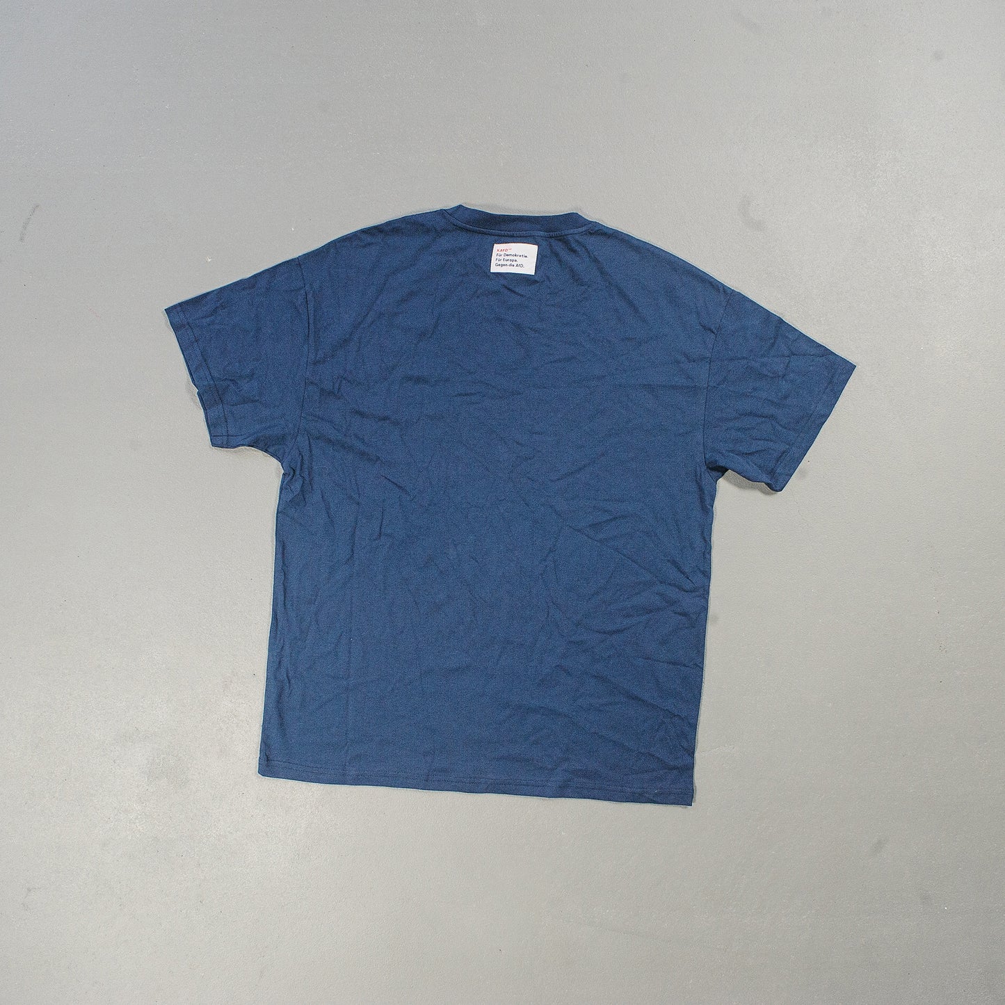 0018 T-Shirt 'Demokratie und Europa' (navy, print in off-white)