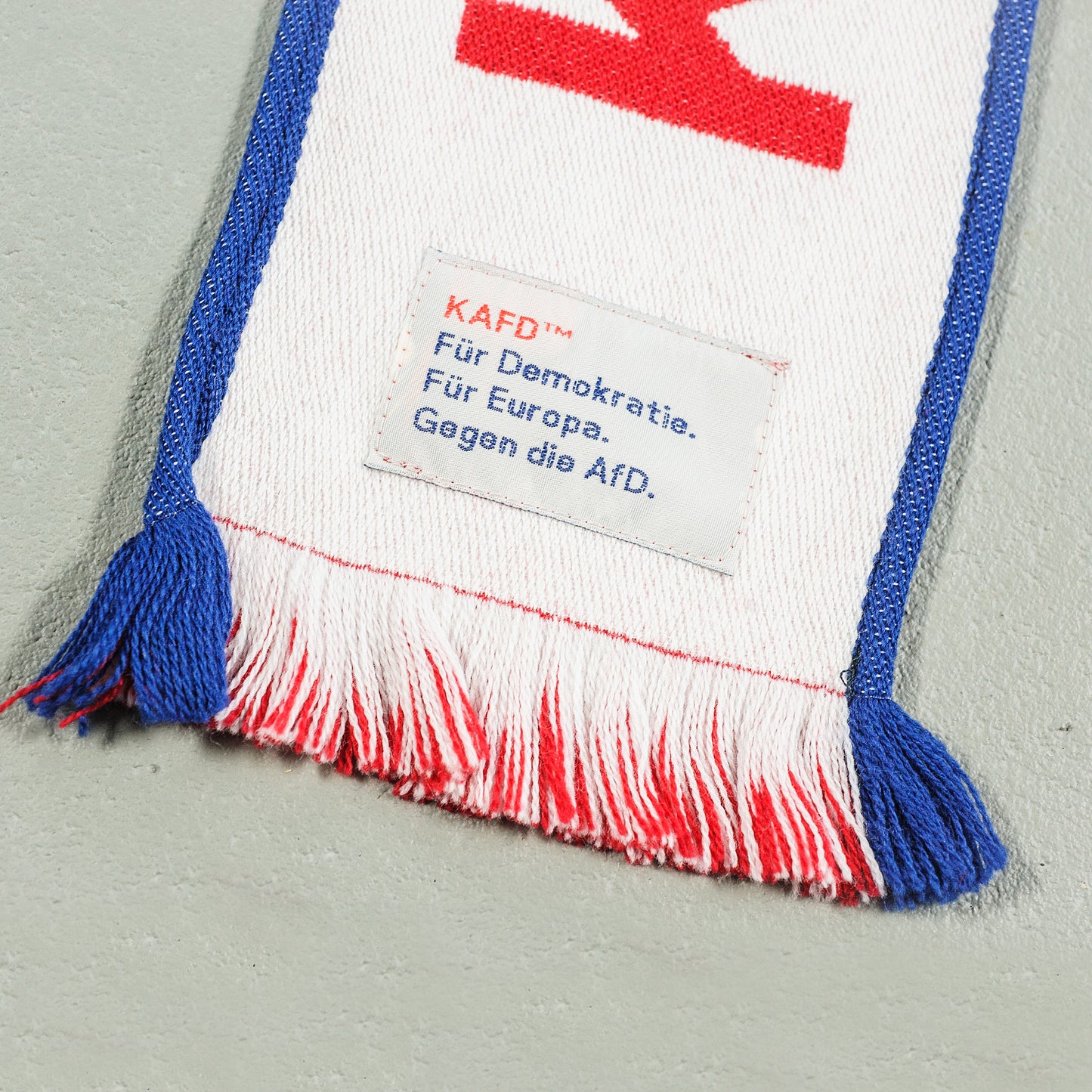 0010 Scarf in white and red