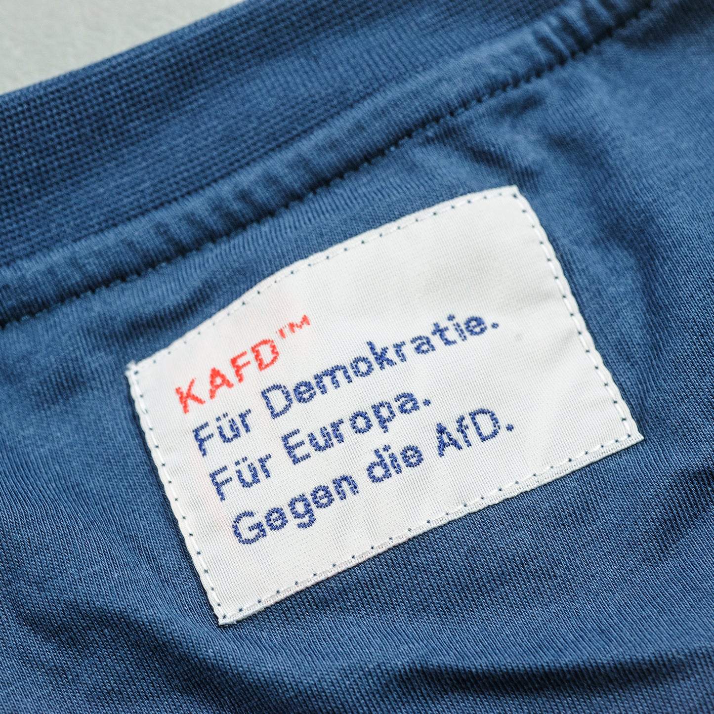 0018 T-Shirt 'Demokratie und Europa' (navy, print in off-white)