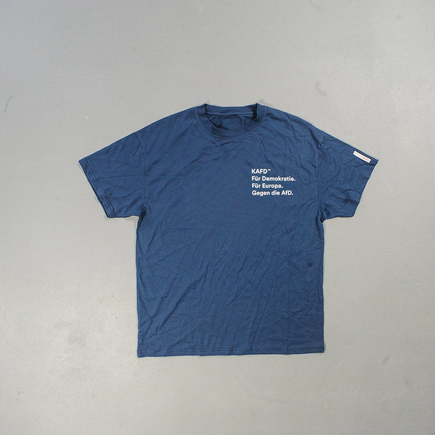 0018 T-Shirt 'Demokratie und Europa' (navy, print in off-white)